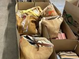 de nombreux cartons remplis d'objets dans un garage, avec une voiture en arrière-plan