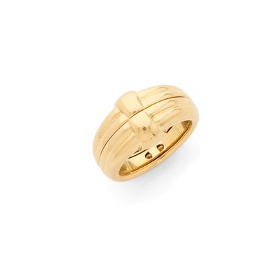 une bague en or jaune ornée d'une croix