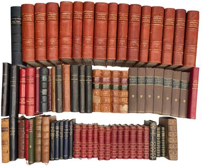 une grande collection de livres anciens est empilée les uns sur les autres