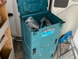 une boîte bleue contenant deux bouteilles, posée à côté d'une échelle