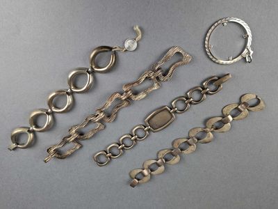 Lot en argent comprenant quatre BRACELETS et une MONTURE de …