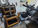 une chaise noire avec une assise noire, une chaise noire avec une assise noire, une chaise noire avec une assise noire et une chaise noire avec une assise noire