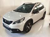 La voiture blanche est garée dans le showroom, dans le showroom.
