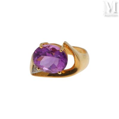gros plan d'une bague en or avec une pierre violette