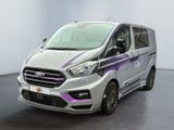 une fourgonnette Ford Transit aux rayures violettes et blanches garée dans une pièce blanche