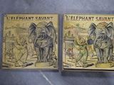 deux livres posés sur une table