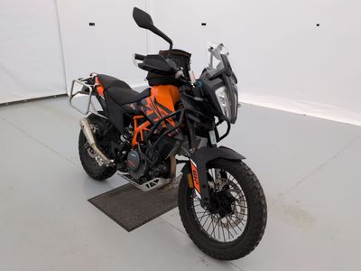 une moto qui est garée dans un garage