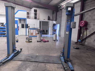 une photo d'un garage rempli de matériel
