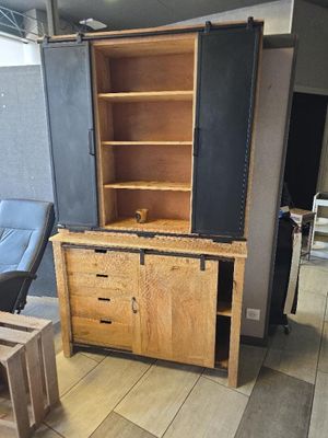 une armoire en bois avec une porte coulissante dans une pièce