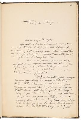 un vieux livre écrit posé sur une table
