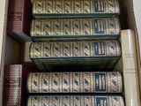 beaucoup de livres dans une boîte posée sur le sol