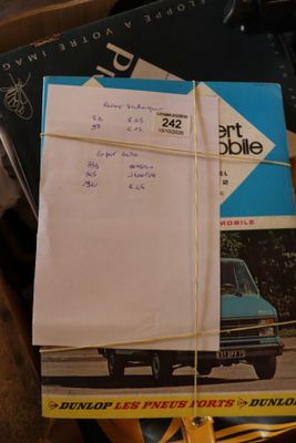 une pile de livres posée sur une table