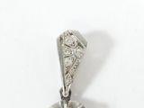 une image représentant un pendentif en diamant sur fond blanc