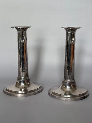 253. Paire de flambeaux en métal argenté, Angleterre, XIXe s…