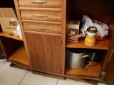 une armoire en bois contenant de nombreux objets