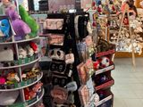 de nombreuses peluches sur les étagères du magasin