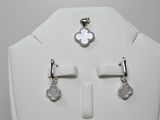 une paire de boucles d'oreilles exposée dans une vitrine blanche
