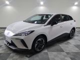 La nouvelle Toyota C-HR est garée dans le showroom.