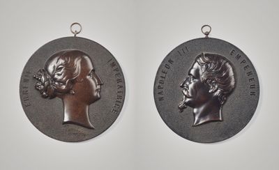 deux médailles d'argent, l'une féminine et l'autre masculine, sur fond blanc