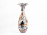 un vase avec l'image d'un homme et d'une femme dessus