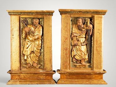 une paire de statues en bois sculpté représentant un homme et une femme