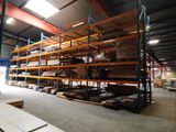 un grand entrepôt rempli d'étagères et de palettes