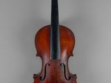 gros plan d'un violon sur fond blanc