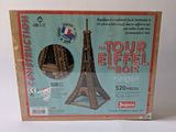 une boîte en carton contenant une maquette de la tour Eiffel