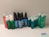 de nombreux flacons de différents types de soins pour la peau posés sur la table