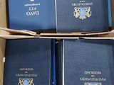 trois livres dans une boîte, posés sur une table