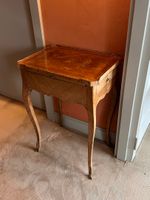 Petite table de salon en placage de bois fruitier, elle ouvr…