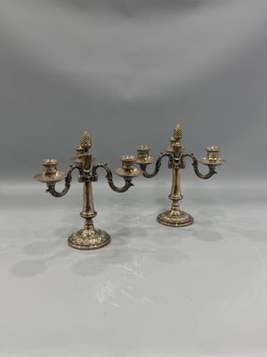 une paire de bougeoirs anciens en laiton