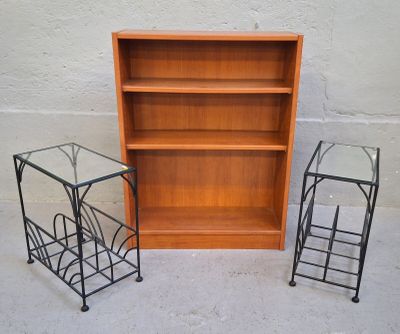 Paire de sellettes en métal à plateau de verre.