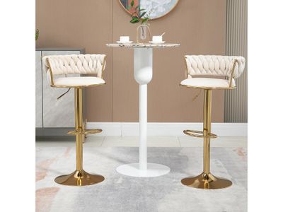 deux tabourets de bar blancs et dorés placés à côté d'une table ronde
