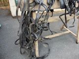 un banc en bois sur lequel sont posées plusieurs selles