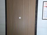 une porte en bois sur laquelle est accrochée une pancarte portant l'inscription « ewigo »