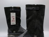 une paire de bottes en cuir noir avec une étiquette sur le côté
