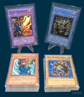 trois cartes sont exposées sur un présentoir avec un fond bleu