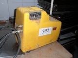une machine jaune posée sur une table