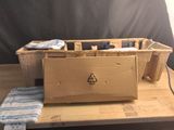 une boîte en carton contenant quelques objets, posée sur une table