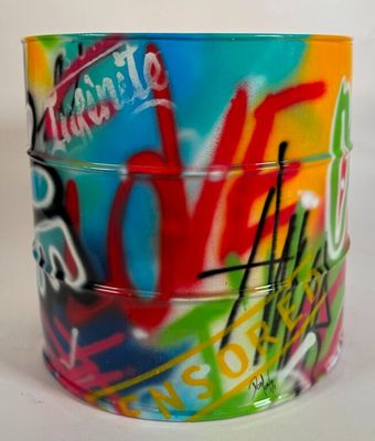un gros plan sur un conteneur recouvert de graffitis