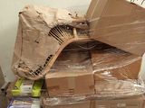 une grande pile de cartons empilés les uns sur les autres sur une palette