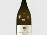 la bouteille de vin blanc est posée sur une surface blanche