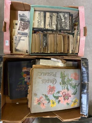 une boîte de livres posée sur une table