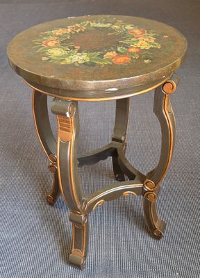 Guéridon rond en bois laqué décor de couronne de fleurs, rep…