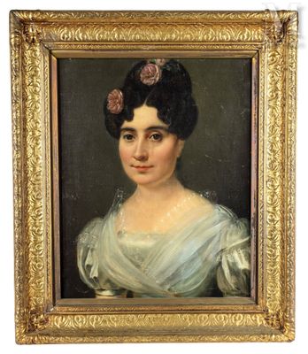 portrait d'une femme en robe blanche, avec des fleurs dans les cheveux