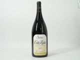 une bouteille de vin posée sur une table
