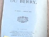 un livre sur lequel est collé un autocollant jaune, posé sur un lit