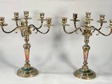 paire de chandeliers anciens en laiton avec des verres verts et rouges