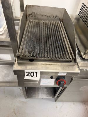 un grill portant un numéro, dans une cuisine